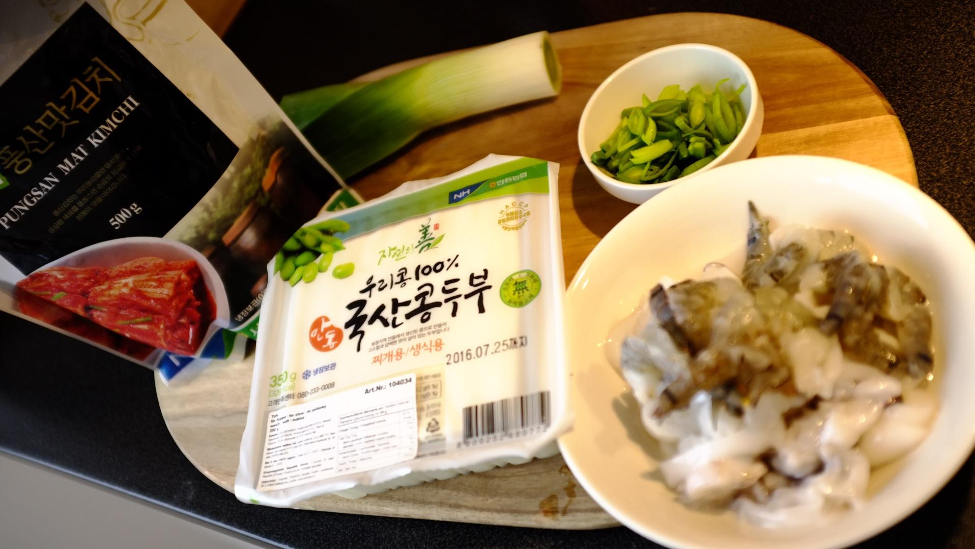 韩式辣白菜海鲜汤的做法 步骤1