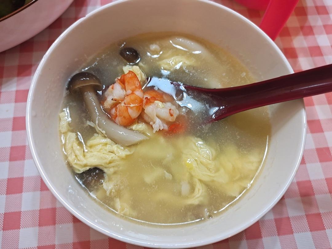 豆腐鲜虾菇菌汤