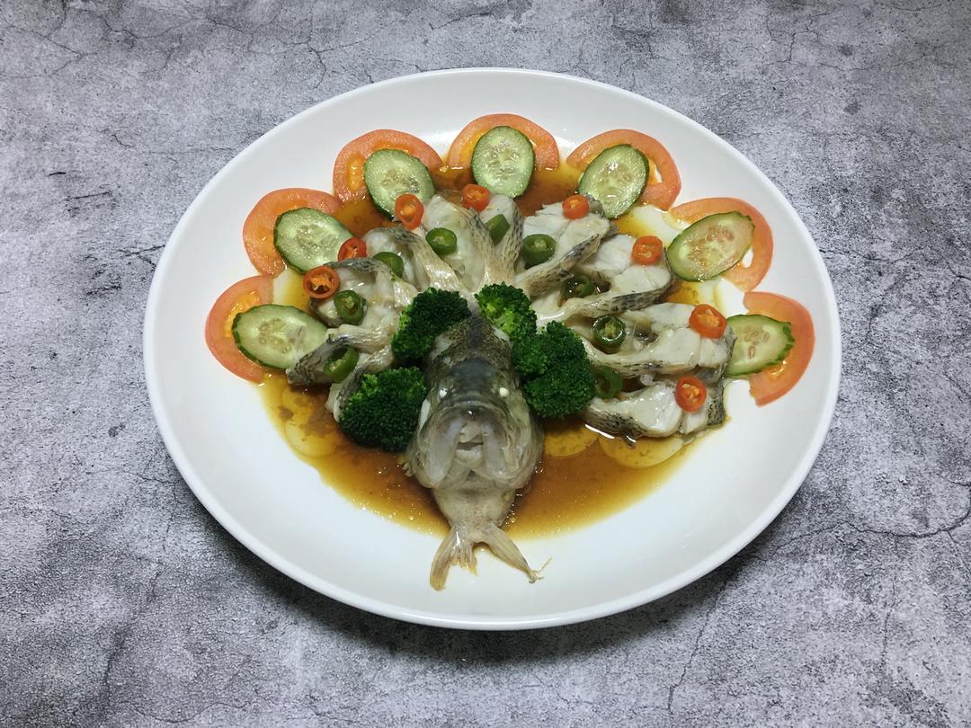 乐活教主的美食之——清蒸鲈鱼(年夜饭吉祥菜年年有余孔雀开屏鱼)的