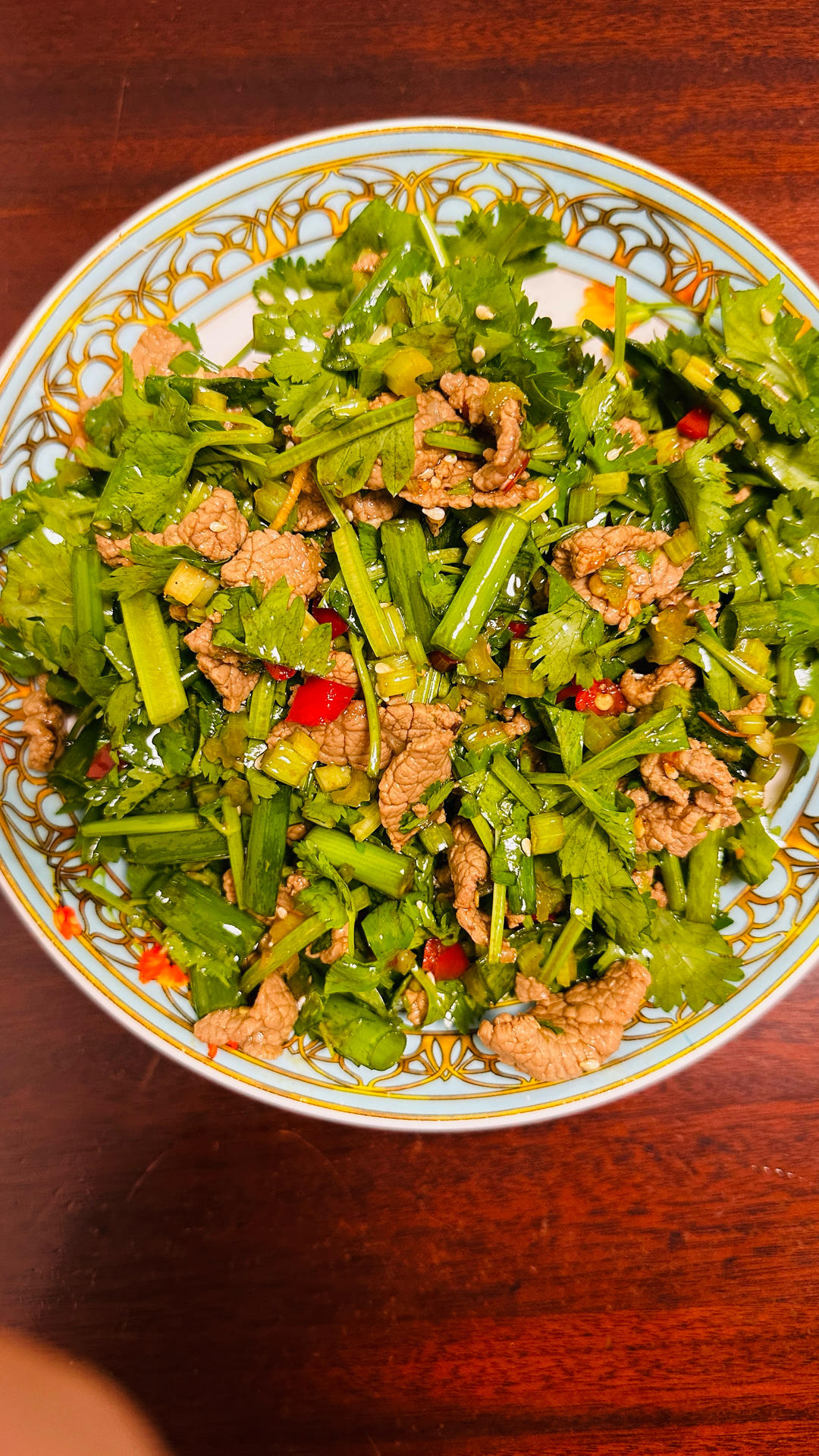 厨师长教你：“香菜牛肉”的家常做法，香嫩鲜辣，下饭一绝
