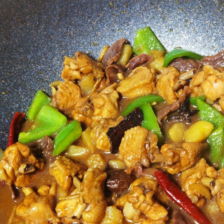 “家常版大盘鸡”汤汁简直拌面拌饭泡饼利器！每次连汤带肉吃的一干二净～