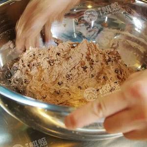 跟台湾大师学做无糖无油巧克力手拌面包的做法 步骤4