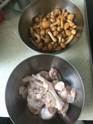 香浓滑子菇炖三黄鸡的做法 步骤2
