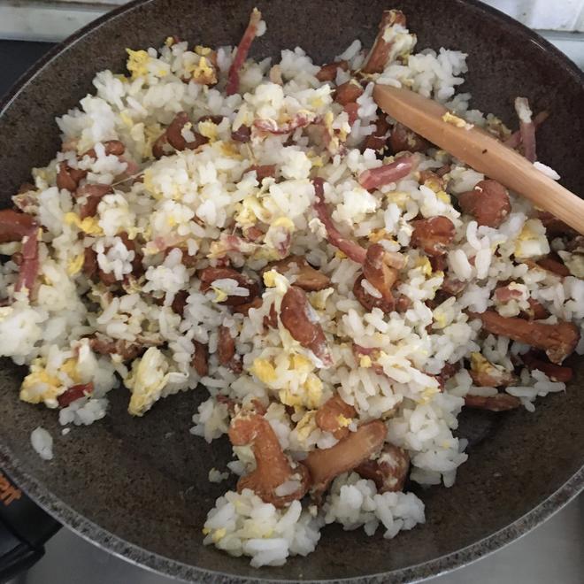 新鲜鸡油菌炒饭的做法