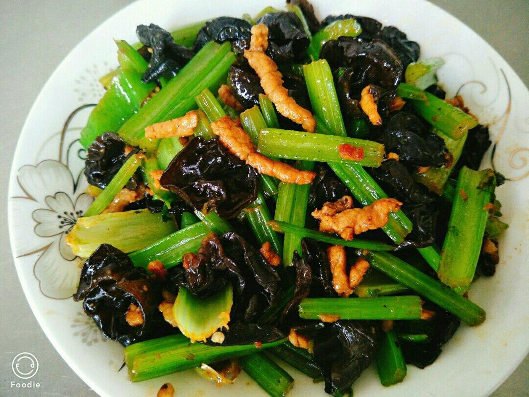 香芹木耳炒肉