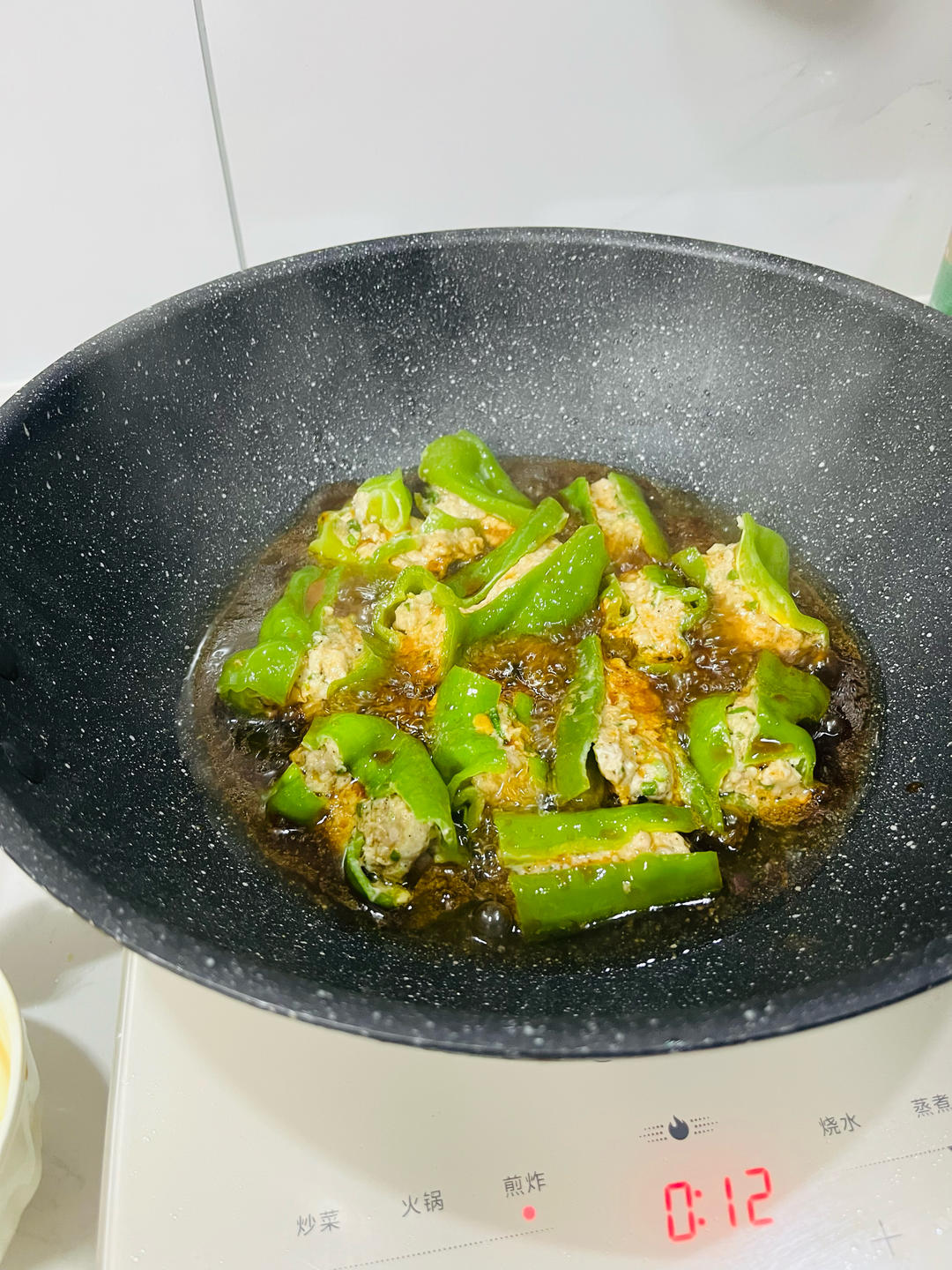 下饭菜“青椒酿肉”，香糯多汁鲜嫩下饭