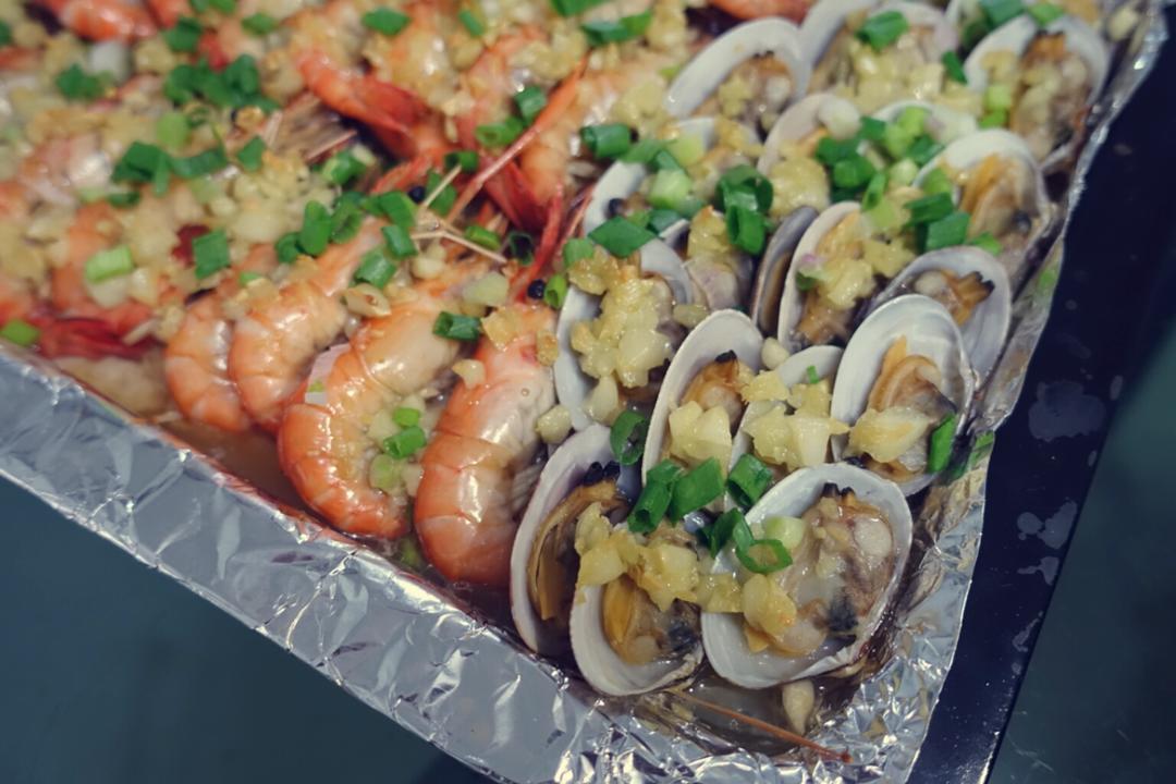 蒜蓉金针菇烤花蛤虾