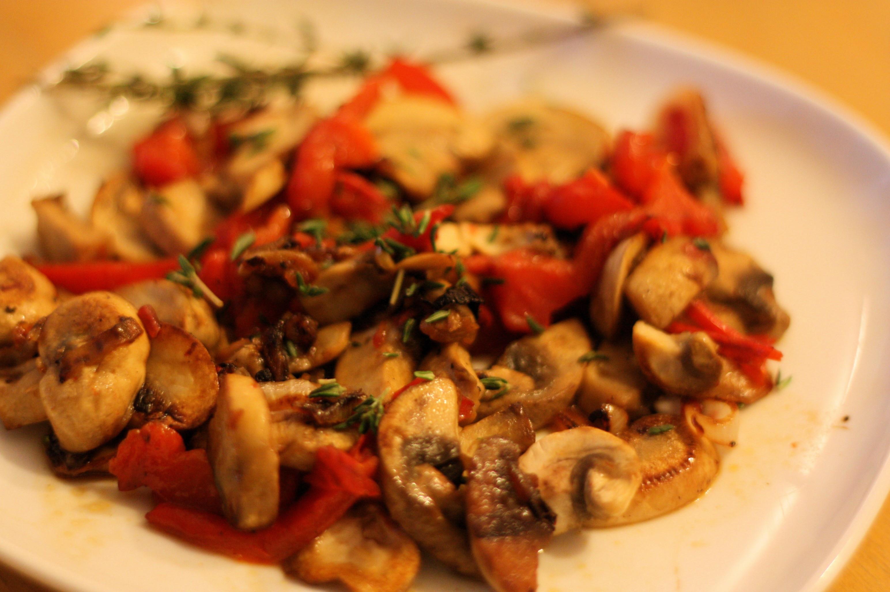 橄榄油煎蘑菇配烤红甜椒的做法