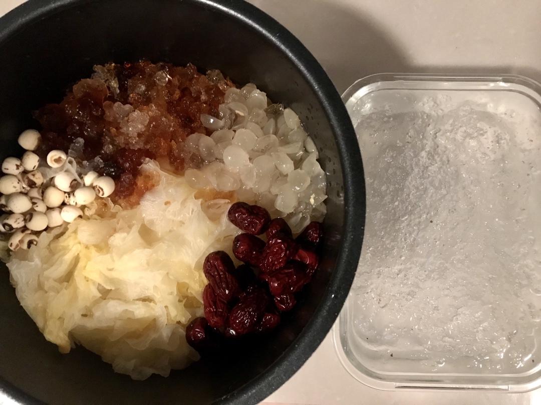 美容润肤 益气补血《桃胶皂角米百合银耳红枣羹》