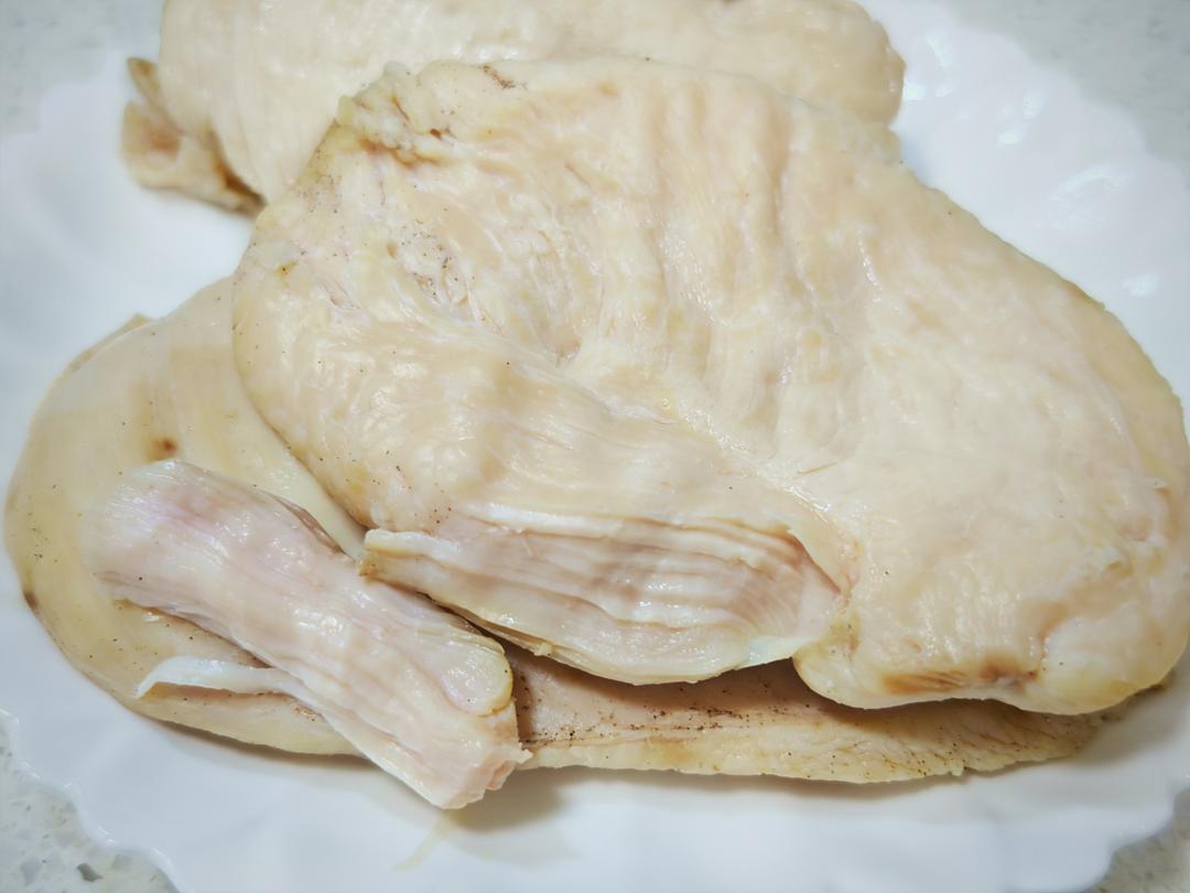 厨房小白也能做的咸香入味 鲜嫩多汁的盐水鸡胸肉