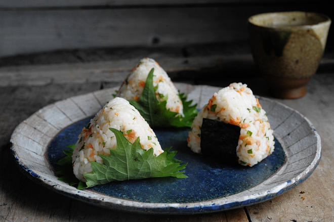 鲑鱼（三文鱼）&梅子&紫苏饭团的做法