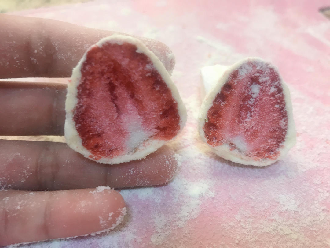 草莓奶球