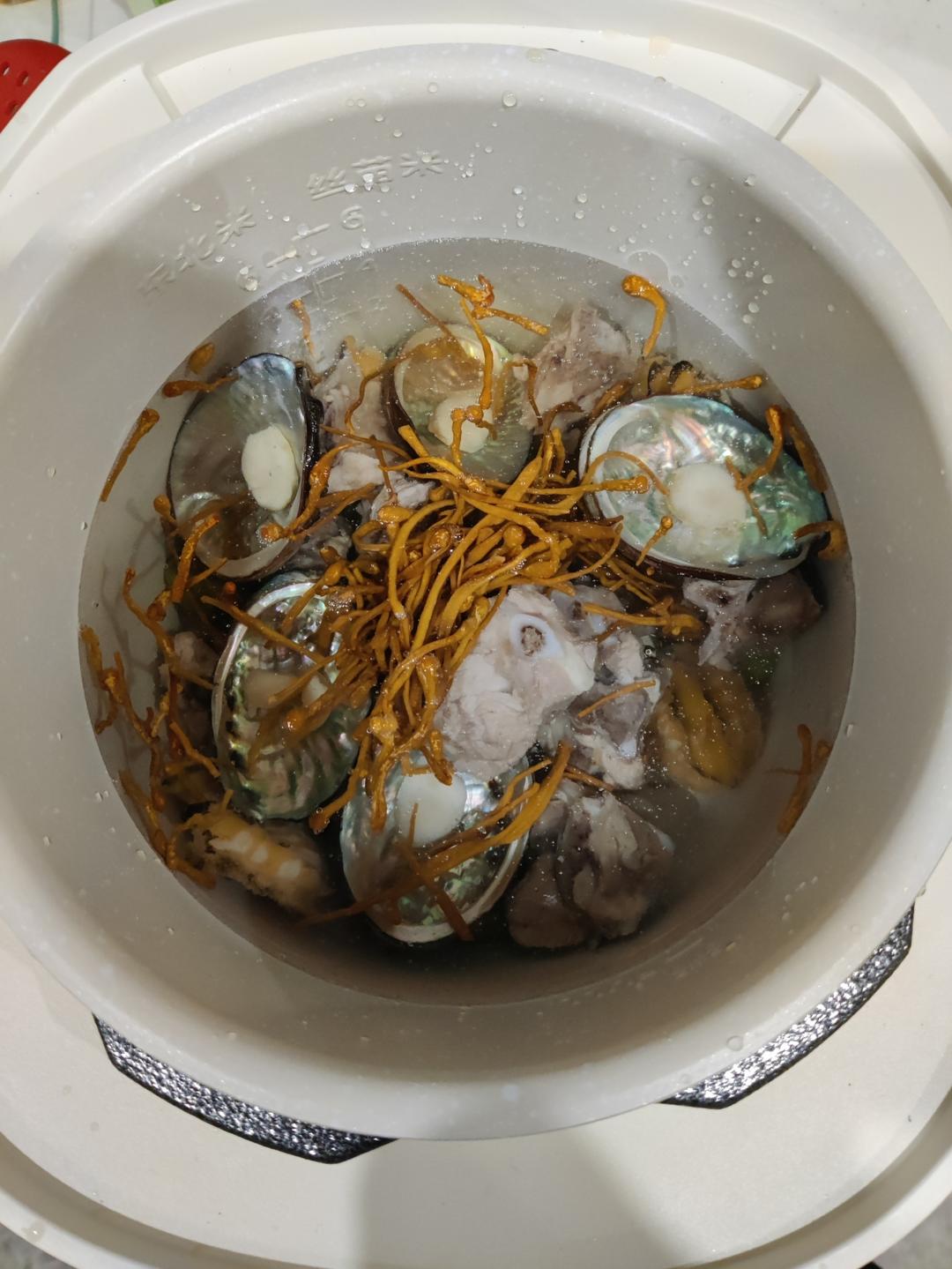 虫草花炖鲍鱼排骨汤