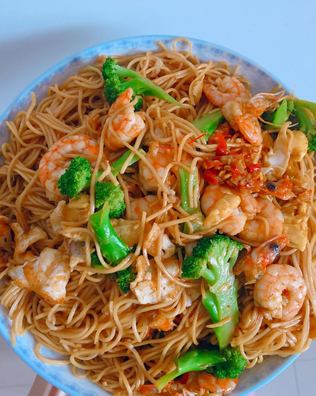 手机用户0014q6a3做的虾仁肉末炒面