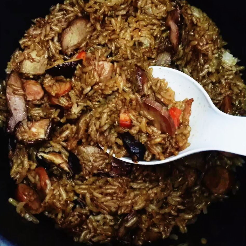 腊肉香肠煲仔饭