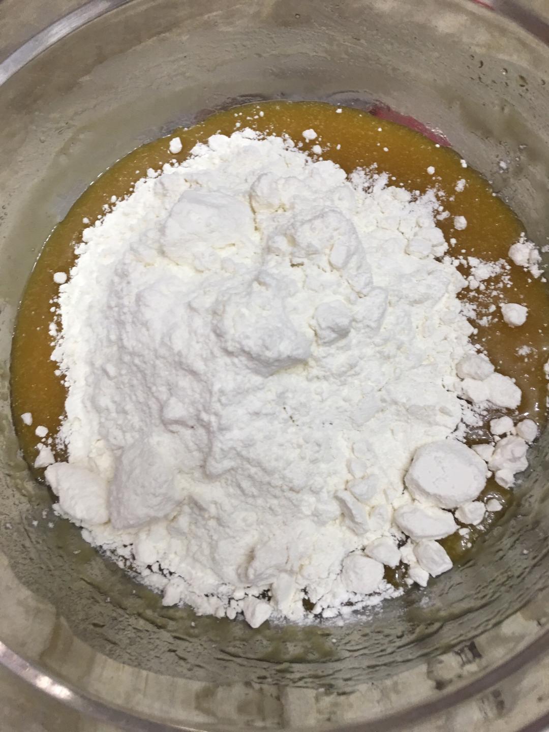 75g莲蓉蛋黄月饼的做法 步骤2