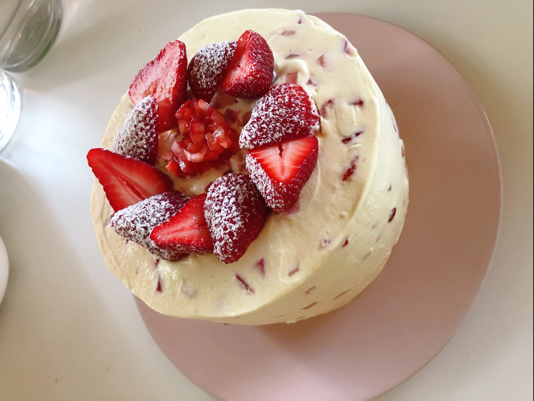 草莓牛乳蛋糕卷