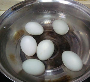 水煮红树林海鸭蛋生咸蛋（出油）的做法 步骤2