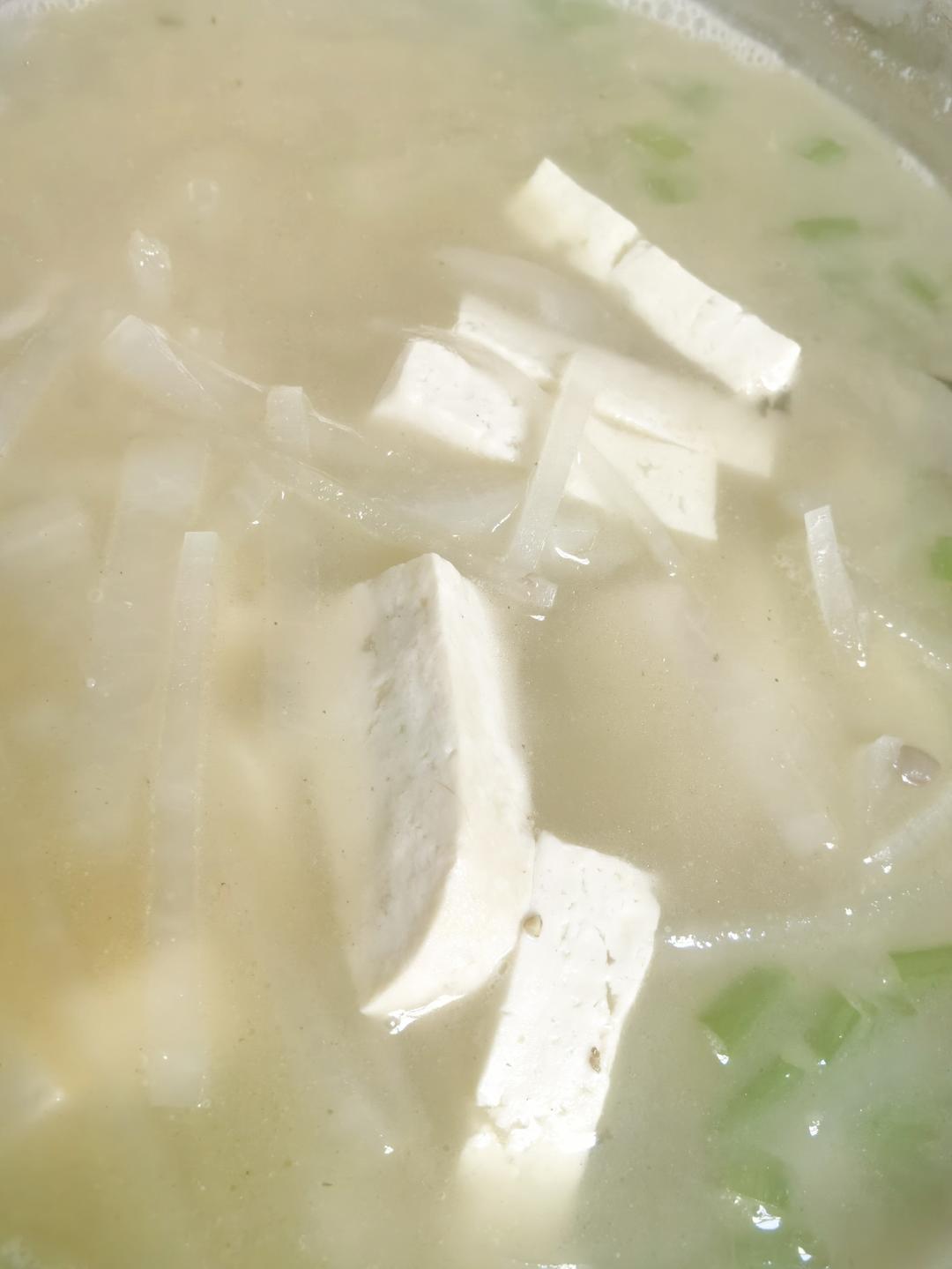 白萝卜豆腐汤