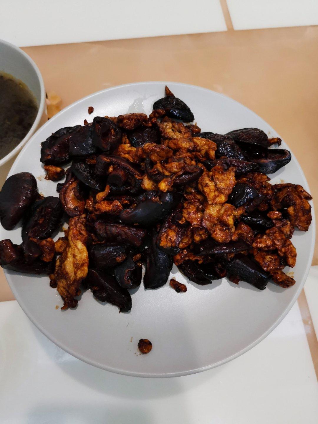 铝饭盒里的香菇炒鸡蛋