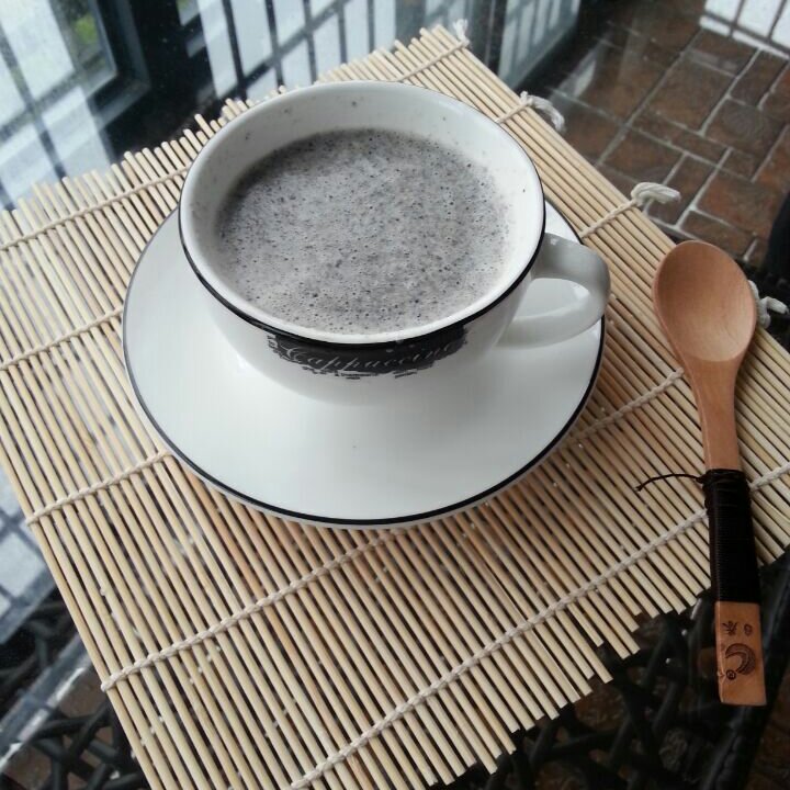 蓝之百合做的黑芝麻香蕉牛奶