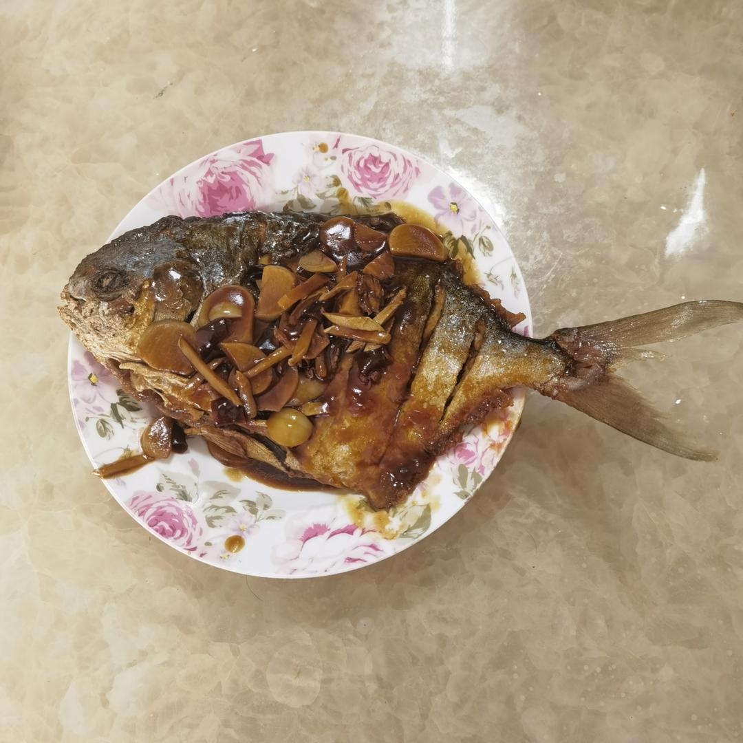 传统中式红烧平鱼