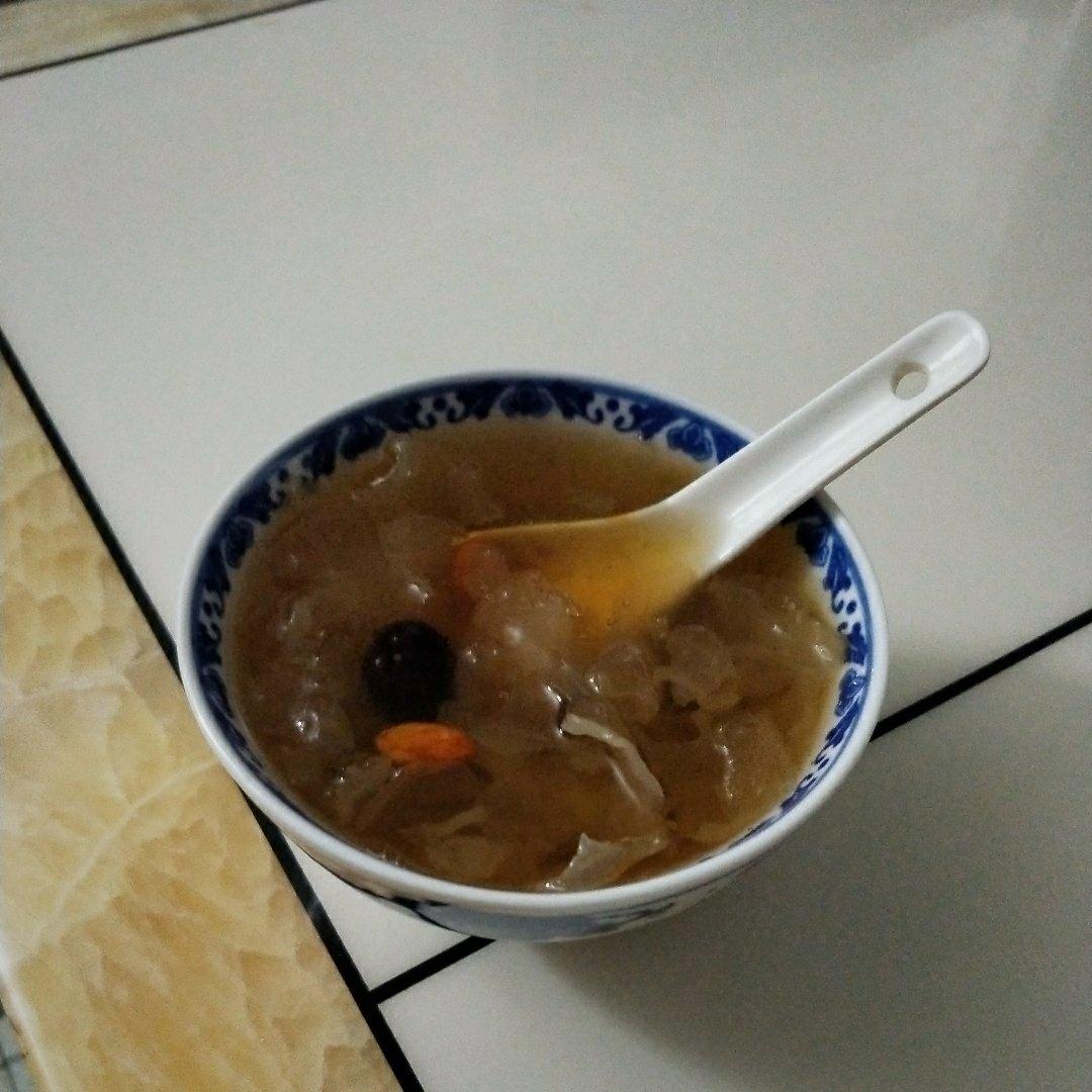 银耳桃胶莲子羹｜养颜平民版燕窝