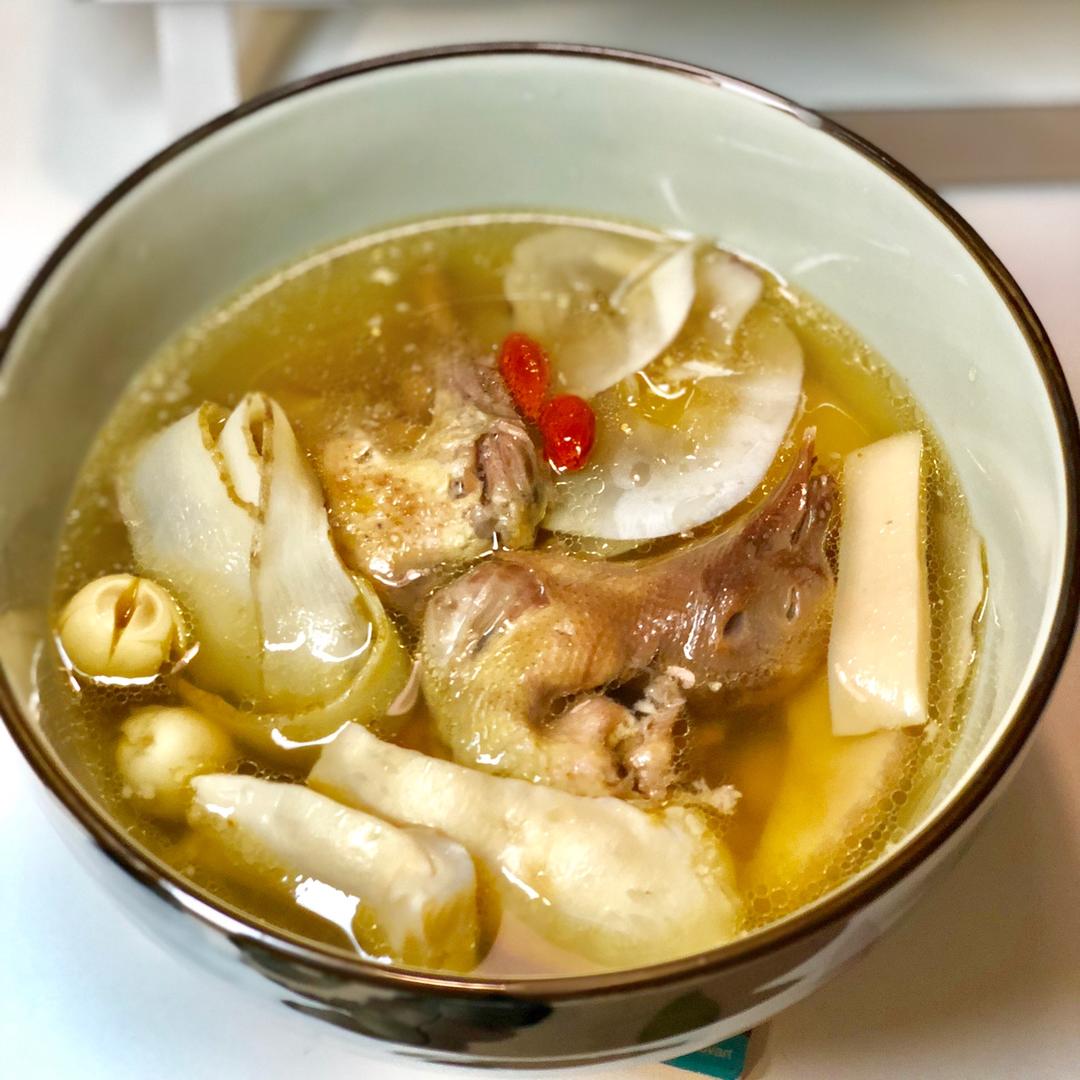 花胶花菇响螺煲鸡汤