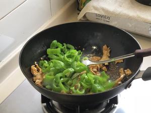 鸡胸肉炒青椒的做法 步骤6