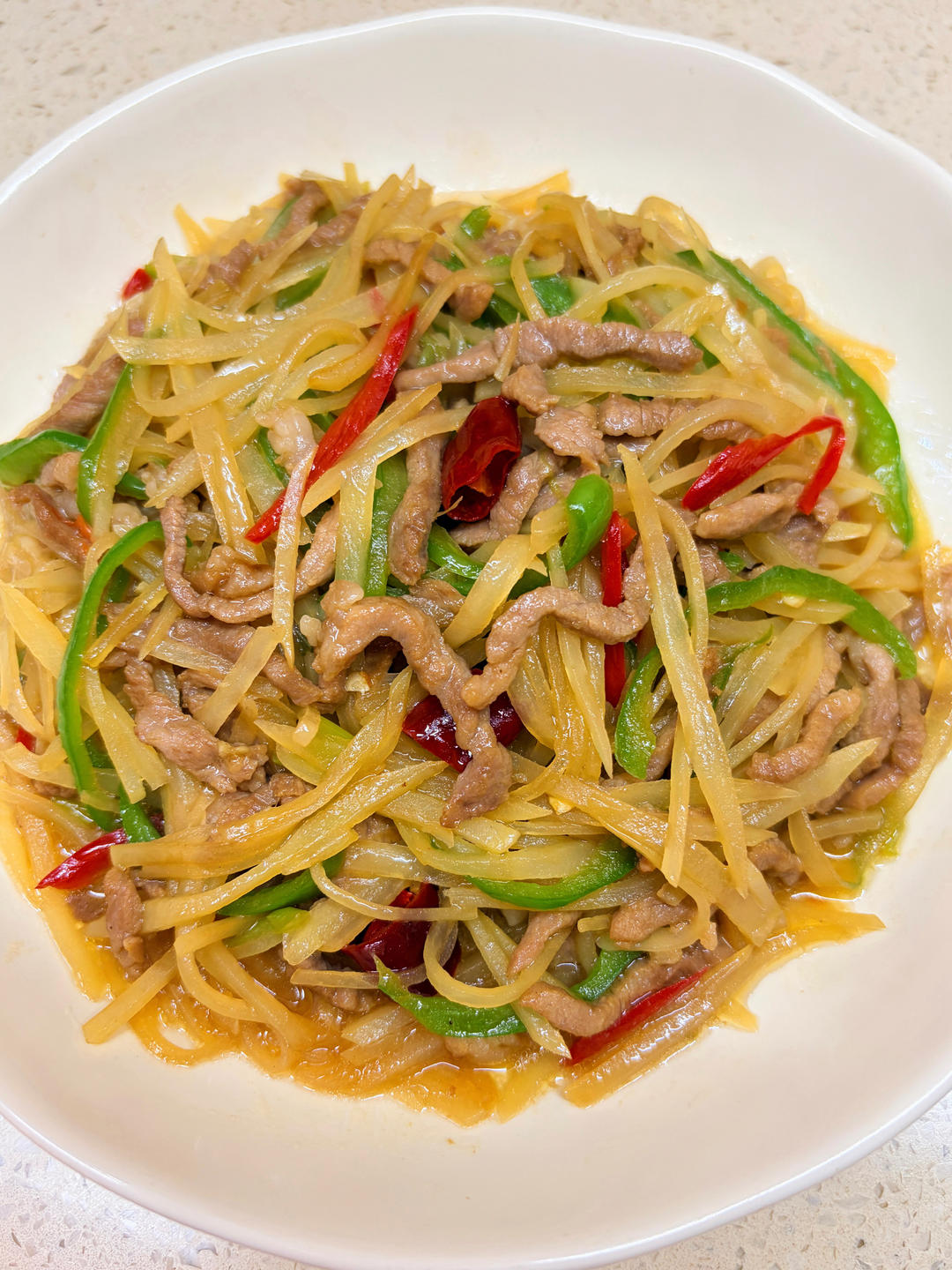 土豆丝炒肉，真的好吃！一定要试试～