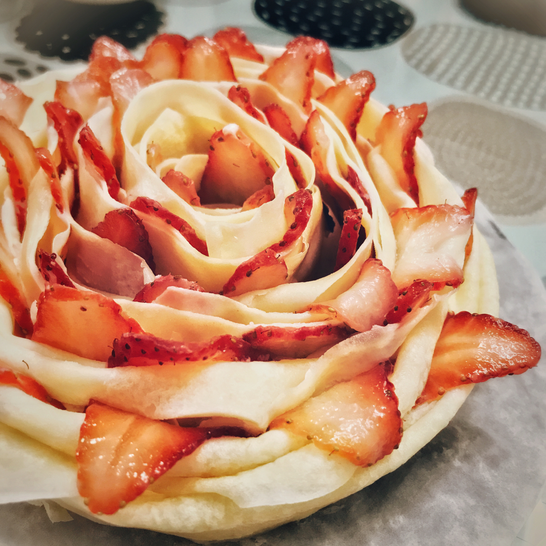 🌹日式可丽饼草莓玫瑰卷－草莓蛋糕卷🌹好吃到哭！一上桌就被吃光😋