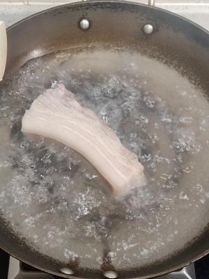 蒜苗回锅肉-一道超超超下饭的家常菜的做法 步骤2