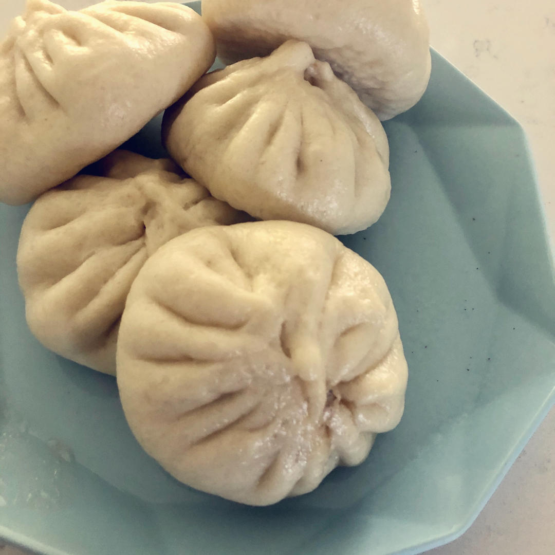 松软多汁的肉包子