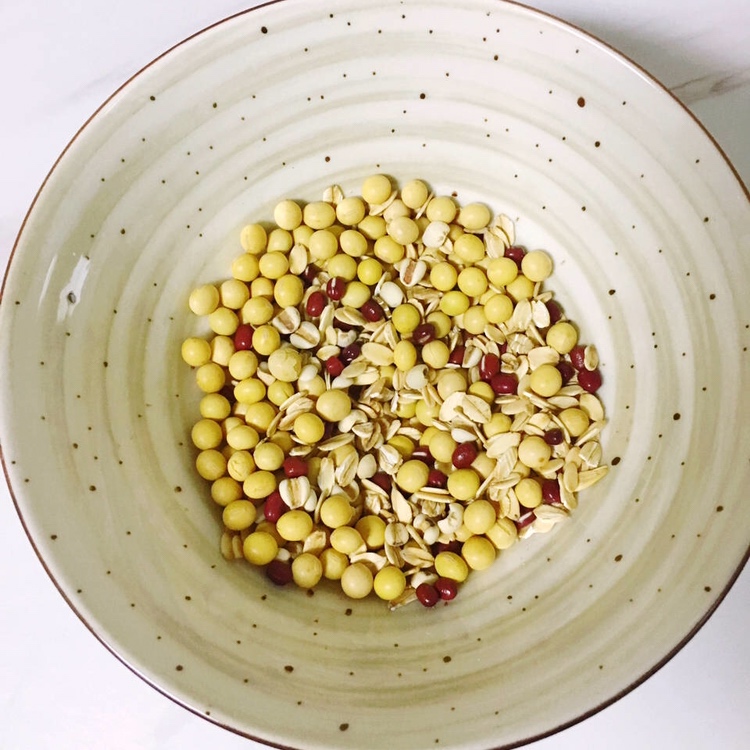 红豆薏米燕麦豆浆的做法 步骤1