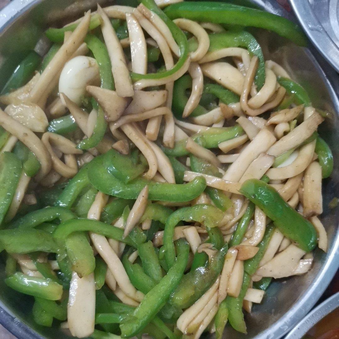 青椒炒鸡腿菇