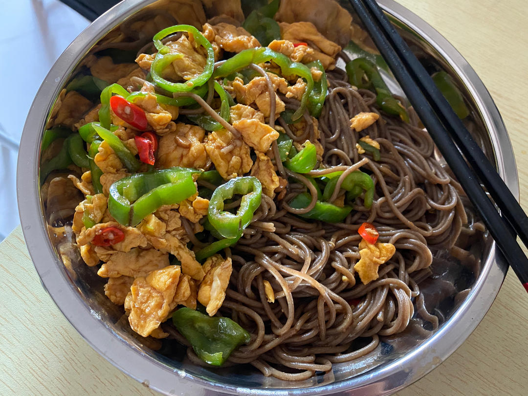 低脂好吃的青椒鸡蛋荞麦面