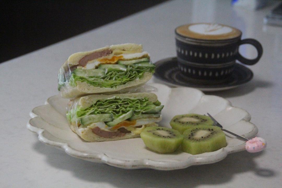 如何做超厚的沼三明治~详细tip！牛油果鸡蛋午餐肉三明治~
