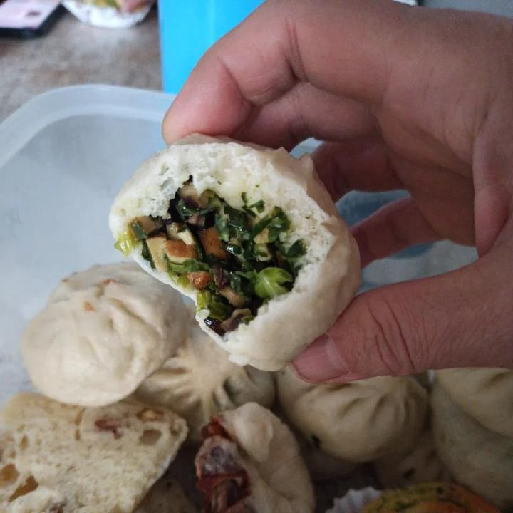 碧绿的香菇菜包子