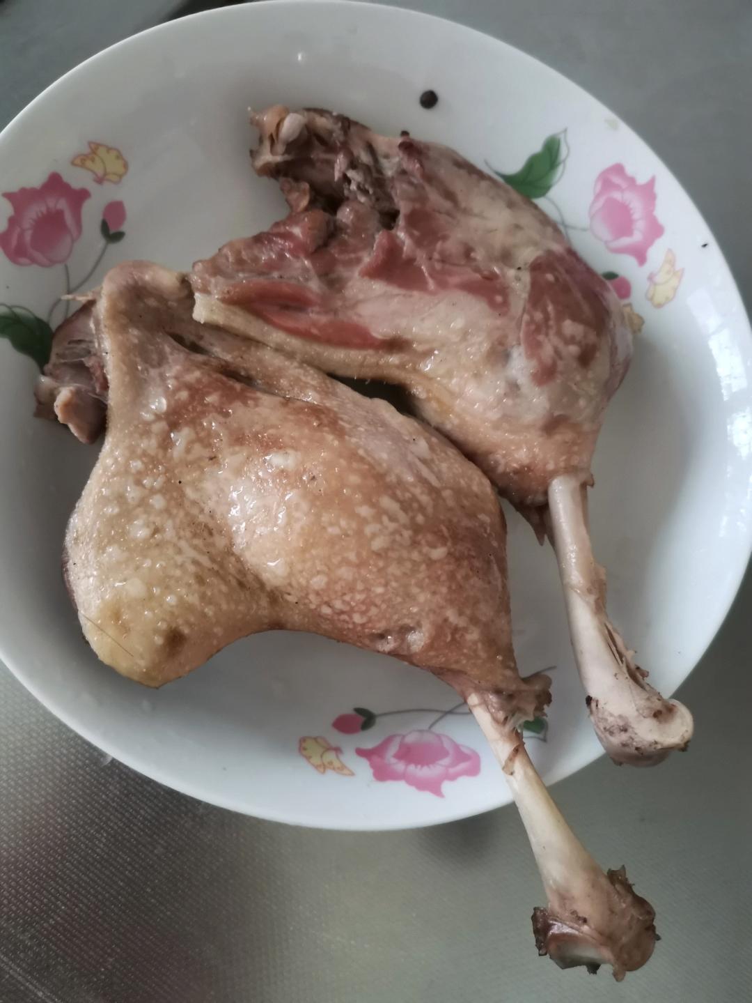 盐水鸭，不焯水，仅需一个小妙招，一只鸭腿足够有滋有味