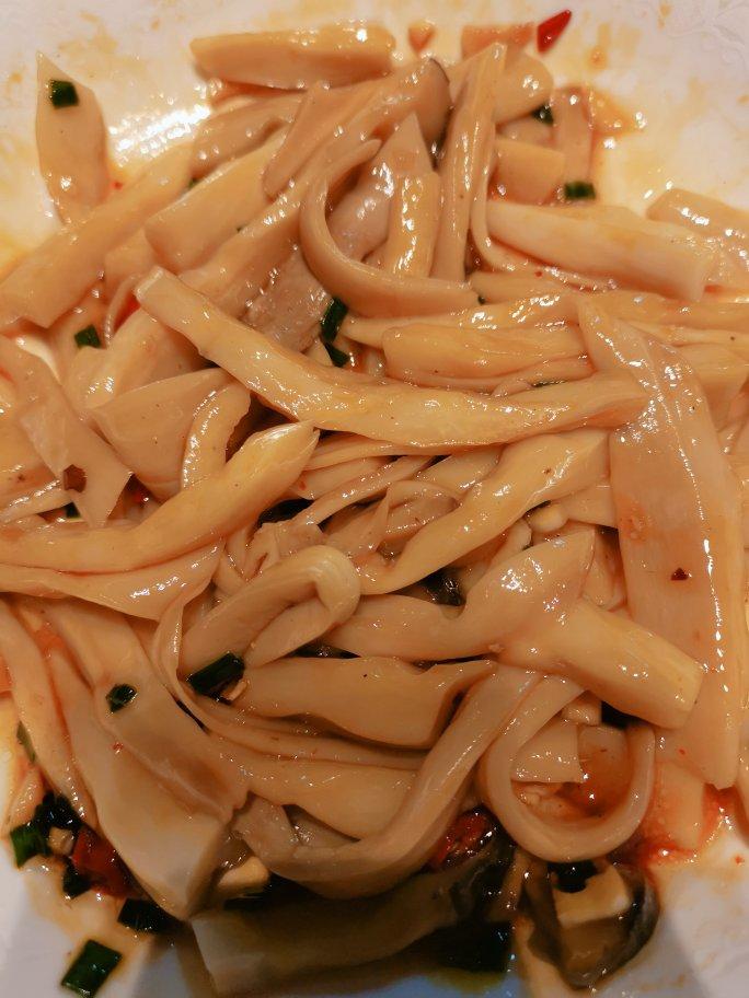 比肉还好吃的【手撕凉拌杏鲍菇】，上桌扫光光