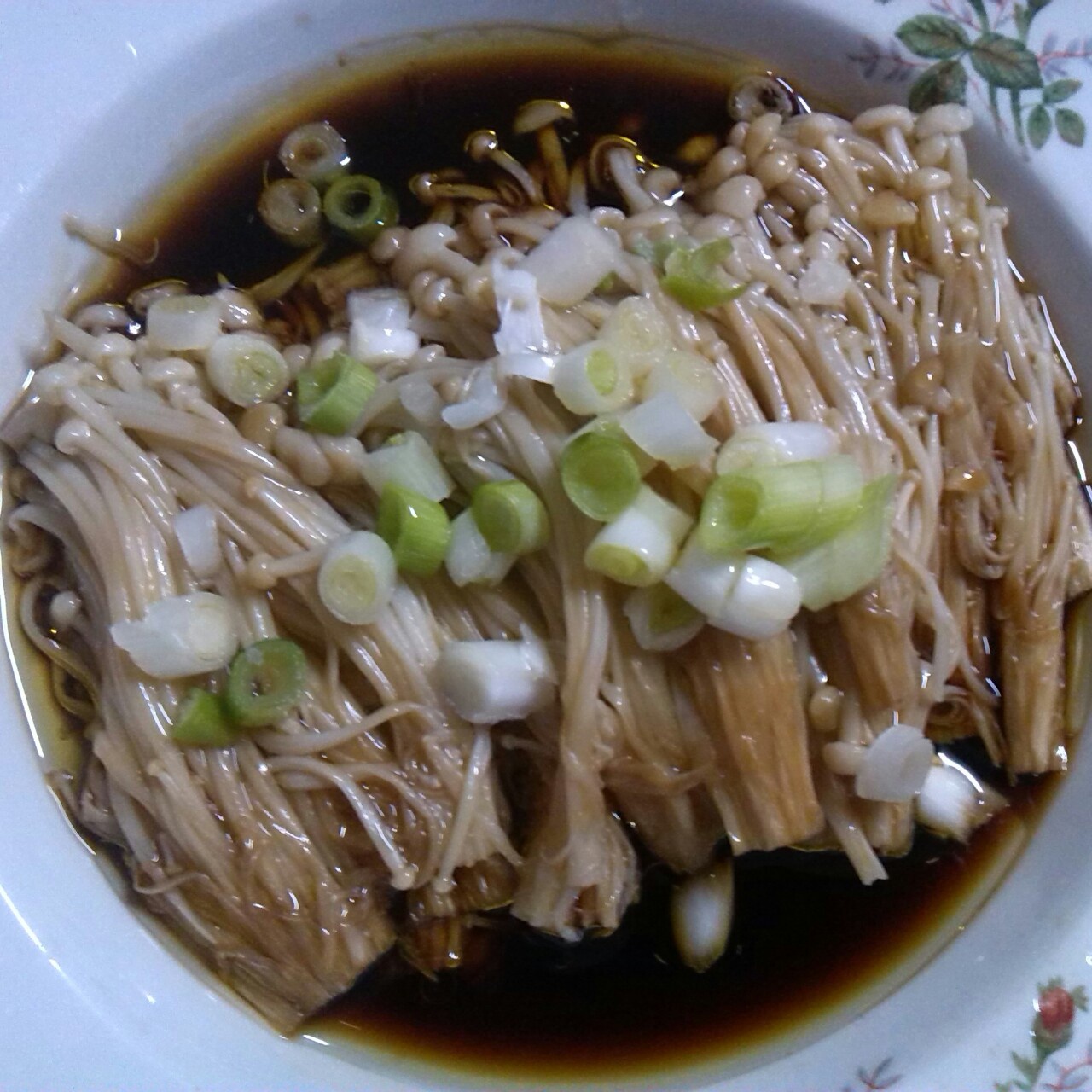 葱油金针菇——10分钟快手菜，你绝对不能错过的美味~