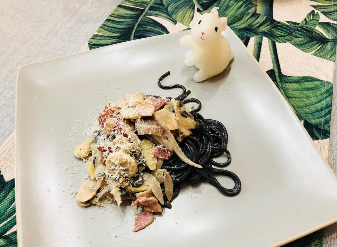奶油蘑菇墨鱼意面