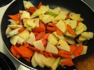 青椒炒土豆胡萝卜片的做法 步骤3