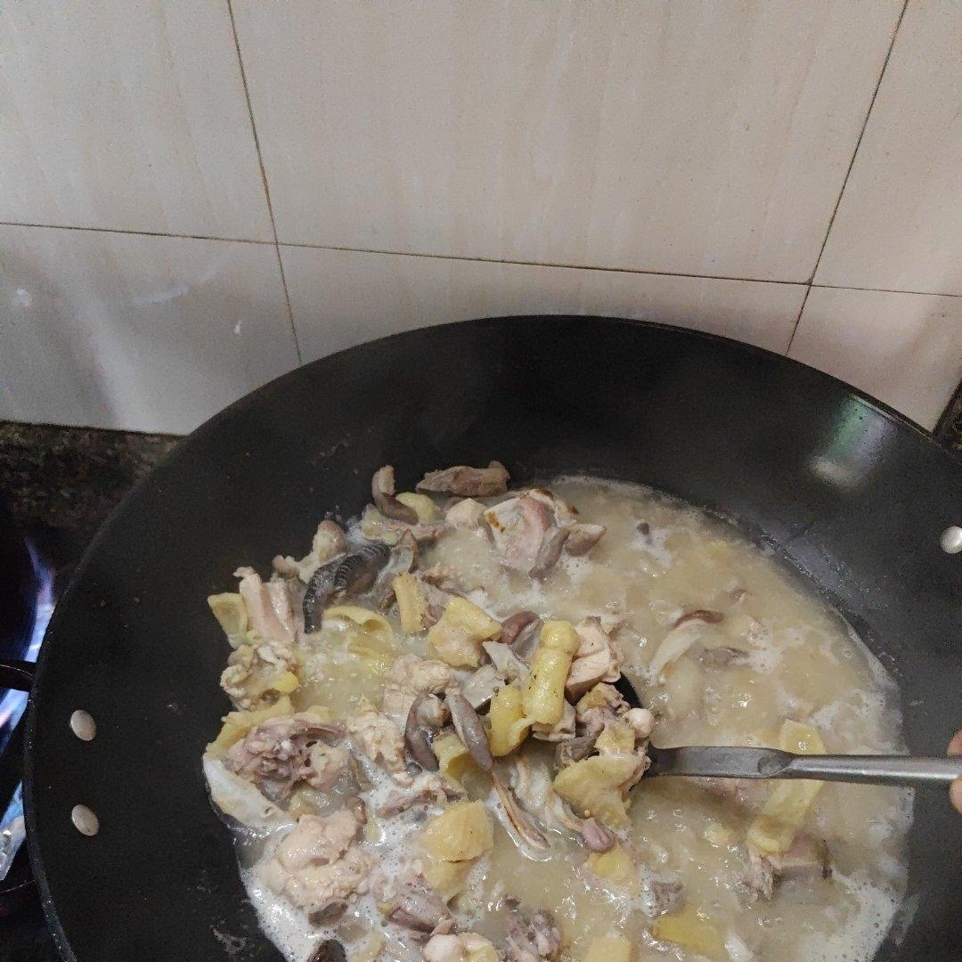 猪肚鸡怎么炖汤浓没腥味？大厨教你正确做法，不腥不柴，汤白肉香