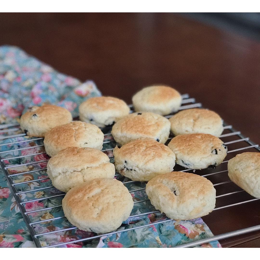 【视频】3分钟 奶油司康Scone(可能是世界上最快手的司康) 消耗淡奶油～