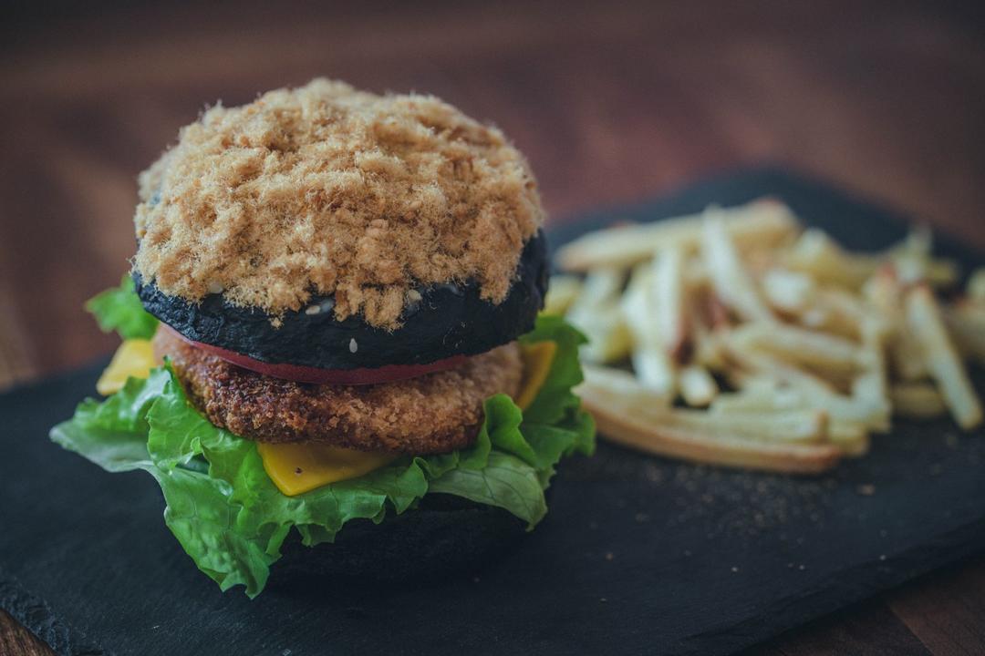 抟侘做的竹炭汉堡