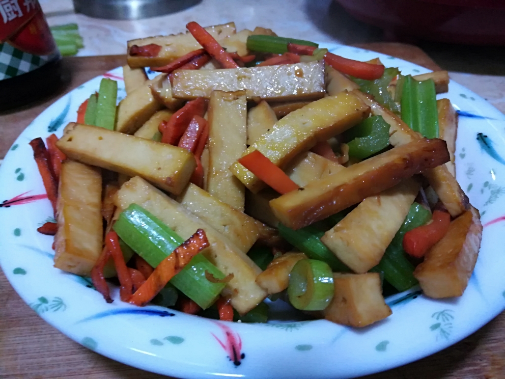 超级好吃的素鸡豆腐炒胡萝卜芹菜的做法