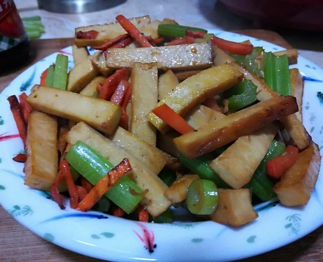 超级好吃的素鸡豆腐炒胡萝卜芹菜