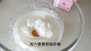 焦糖核桃椰奶慕斯（视频菜谱）的做法 步骤1