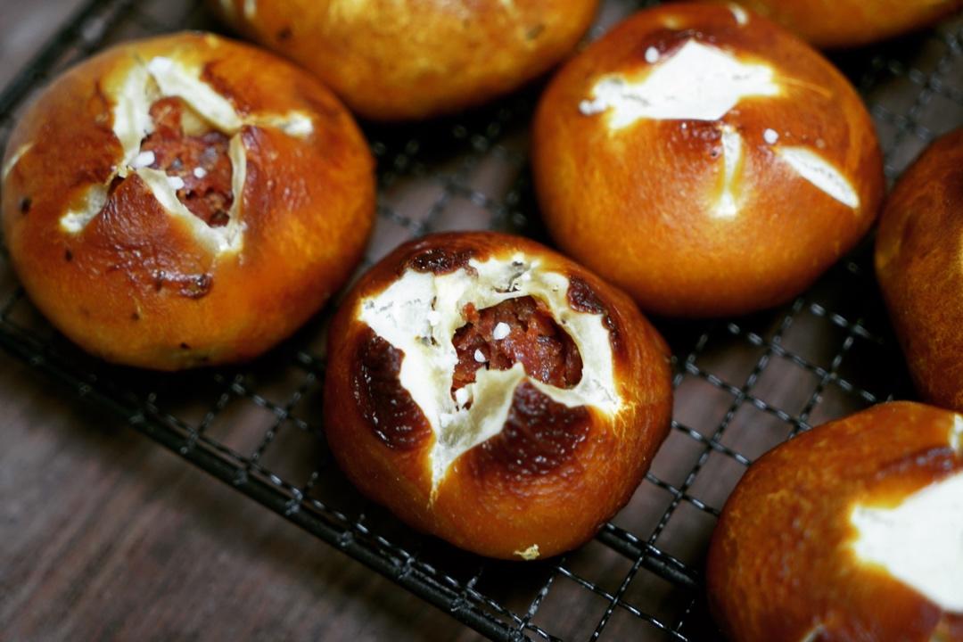 『椒盐核桃芝士碱水面包球』